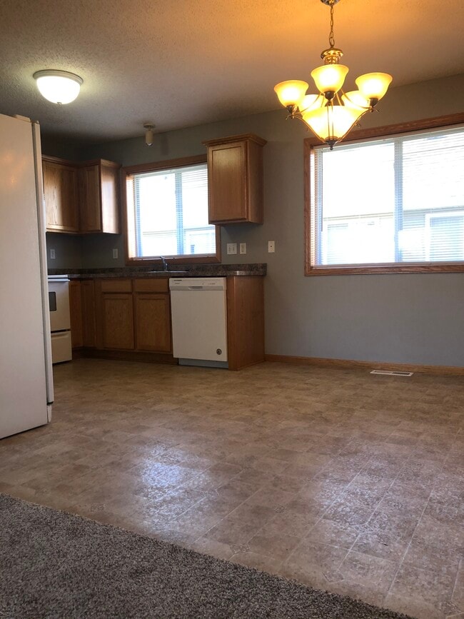 Building Photo - 525 Tanager Path