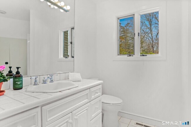 Building Photo - 32 Buttonball Ln