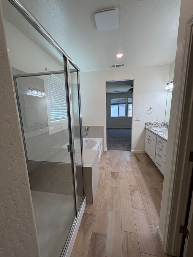 Building Photo - Beautiful Home for rent in Tulare!