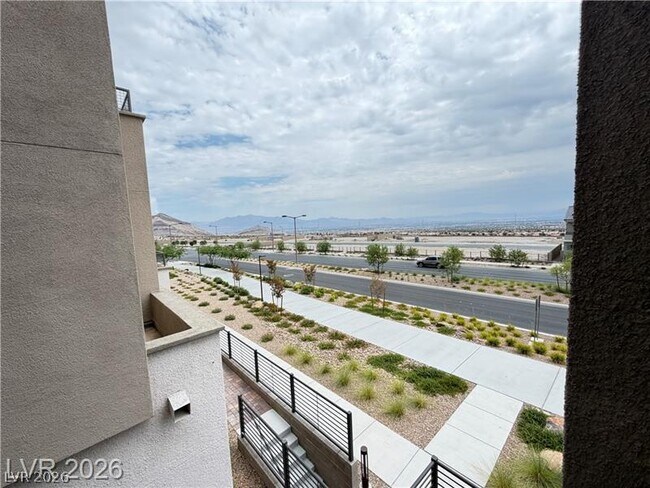 Building Photo - 1741 N Desert Foothills Dr