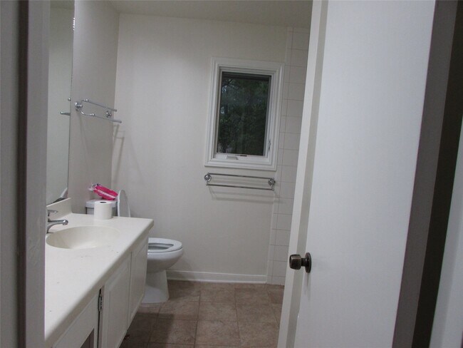 Building Photo - 201 Vanderpool Ln