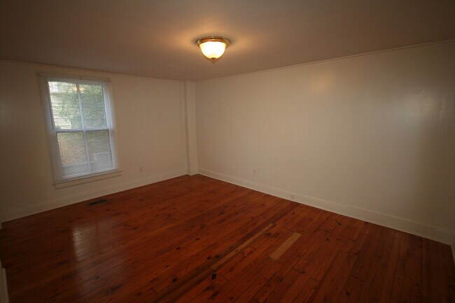 Building Photo - 1422 James St