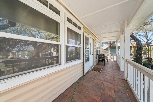 Building Photo - 2033 Lakeview Dr