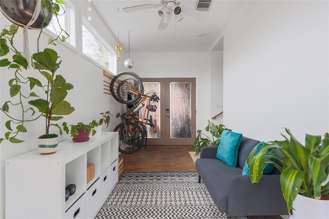 Building Photo - 3005 E 14th St