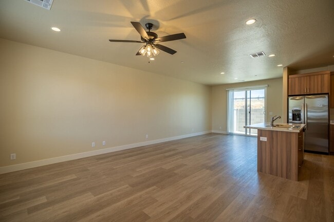 Building Photo - Newer Townhome Near Utah Tech