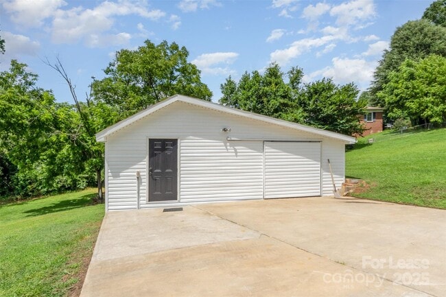 Building Photo - 1164 Bradford Mountain Rd