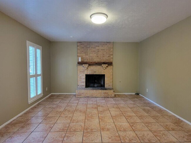 Building Photo - 3222 River Valley Dr