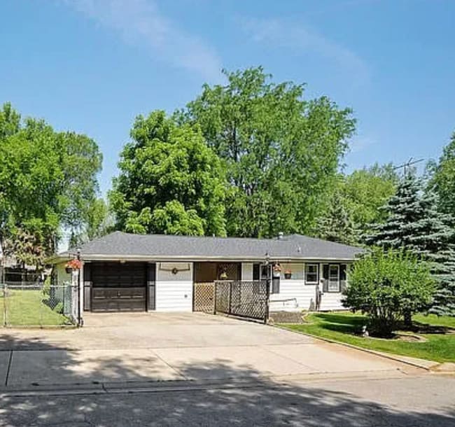 Building Photo - 2617 Chevy Chase Dr