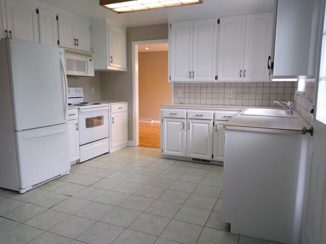 Building Photo - Stunning 4 bedroom 2 bath Virginia Village...