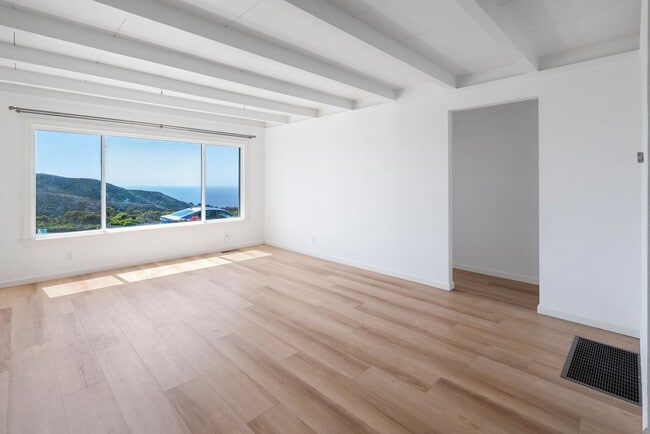 Building Photo - Pacific Ocean and Hillside Views