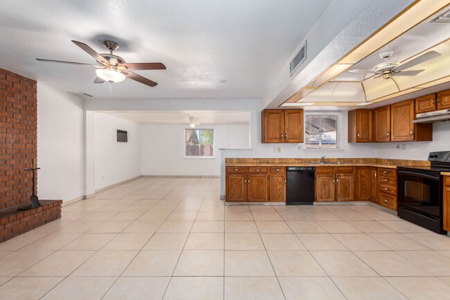 Building Photo - 4 BEDROOM, 2 BATH TEMPE HOME WITH SPACIOUS...