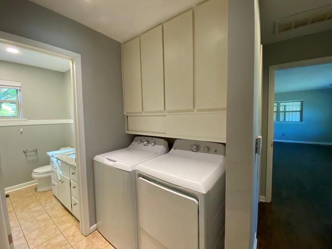 Building Photo - Charming Updated Mid-Century in Fayettevil...