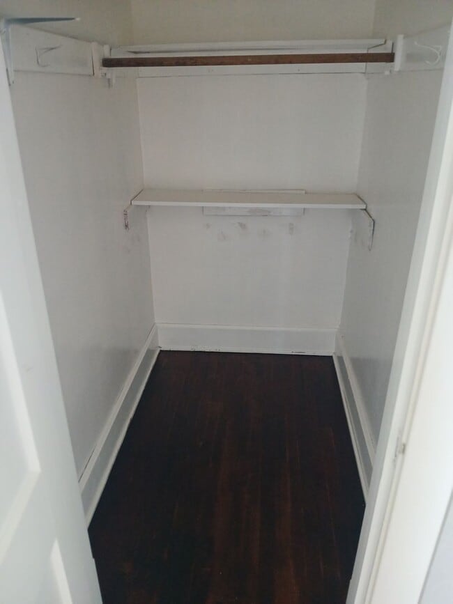 Building Photo - Beautiful Hardwood Floors