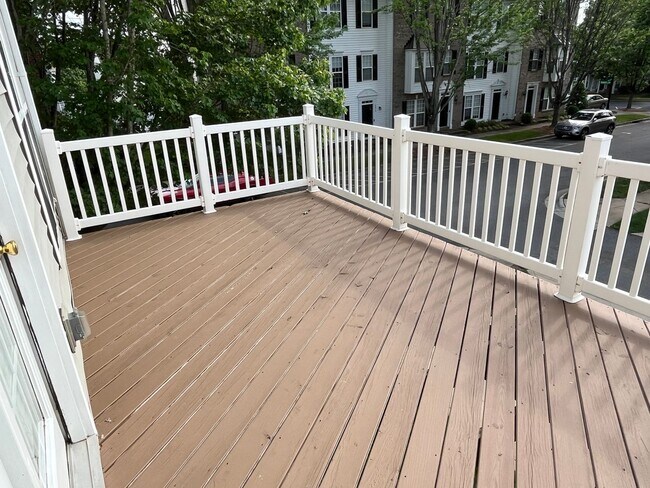 Building Photo - 3 Story, 3 Bedroom Townhome in Ballantyne