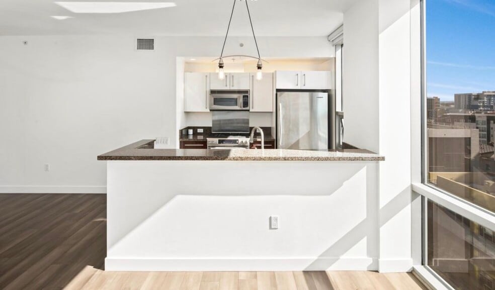 Building Photo - 321 10th Ave