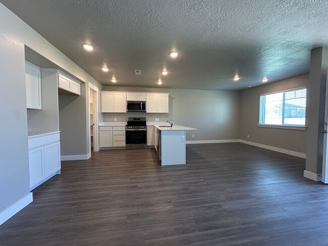 Building Photo - New Never Lived in Springville Townhome Fo...