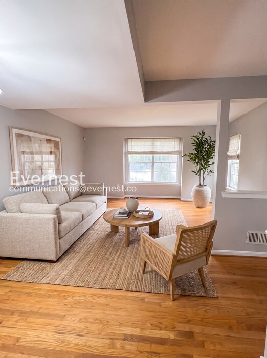 Building Photo - 3 Bed/3.5 Bath Townhome with Fenced Yard / Available Now!