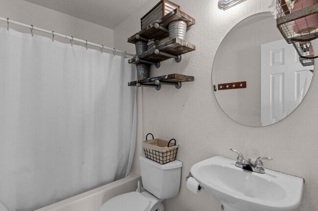 Building Photo - 4722 W Cuthbert Ave