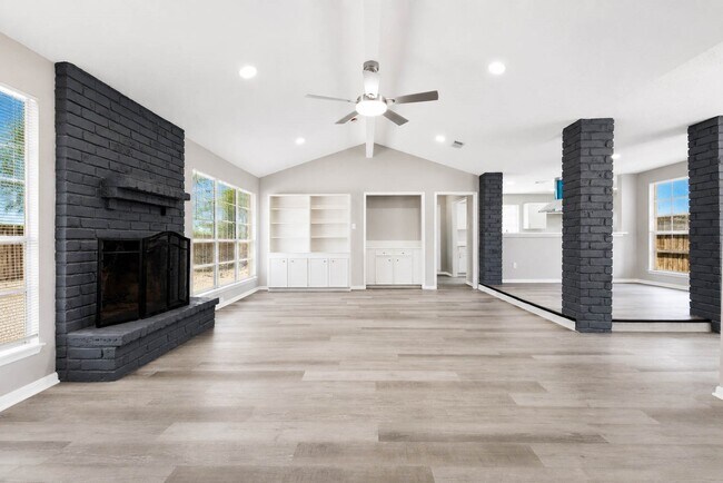 Building Photo - 15811 Pathfield Dr