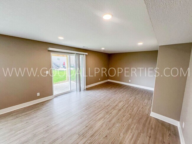 Building Photo - 4 Bedroom 3.5 bathrooms with a walkout finished basement in Norwalk