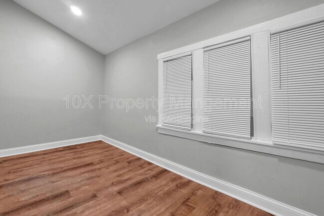 Building Photo - 556 E Whittier St