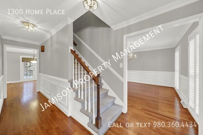 Building Photo - 1300 Home Pl