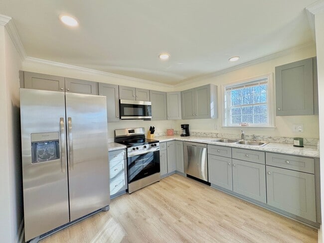 Building Photo - The Home You’ve Been Searching For! *Utili...