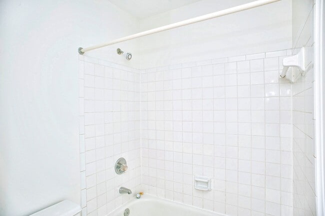 Building Photo - Coming Soon! 2 bed 2 1/2 bath townhouse in...