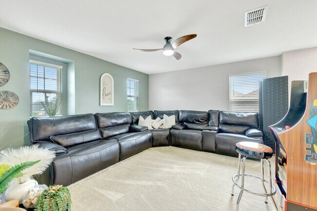 Building Photo - 5700 NW Pine Trail Cir