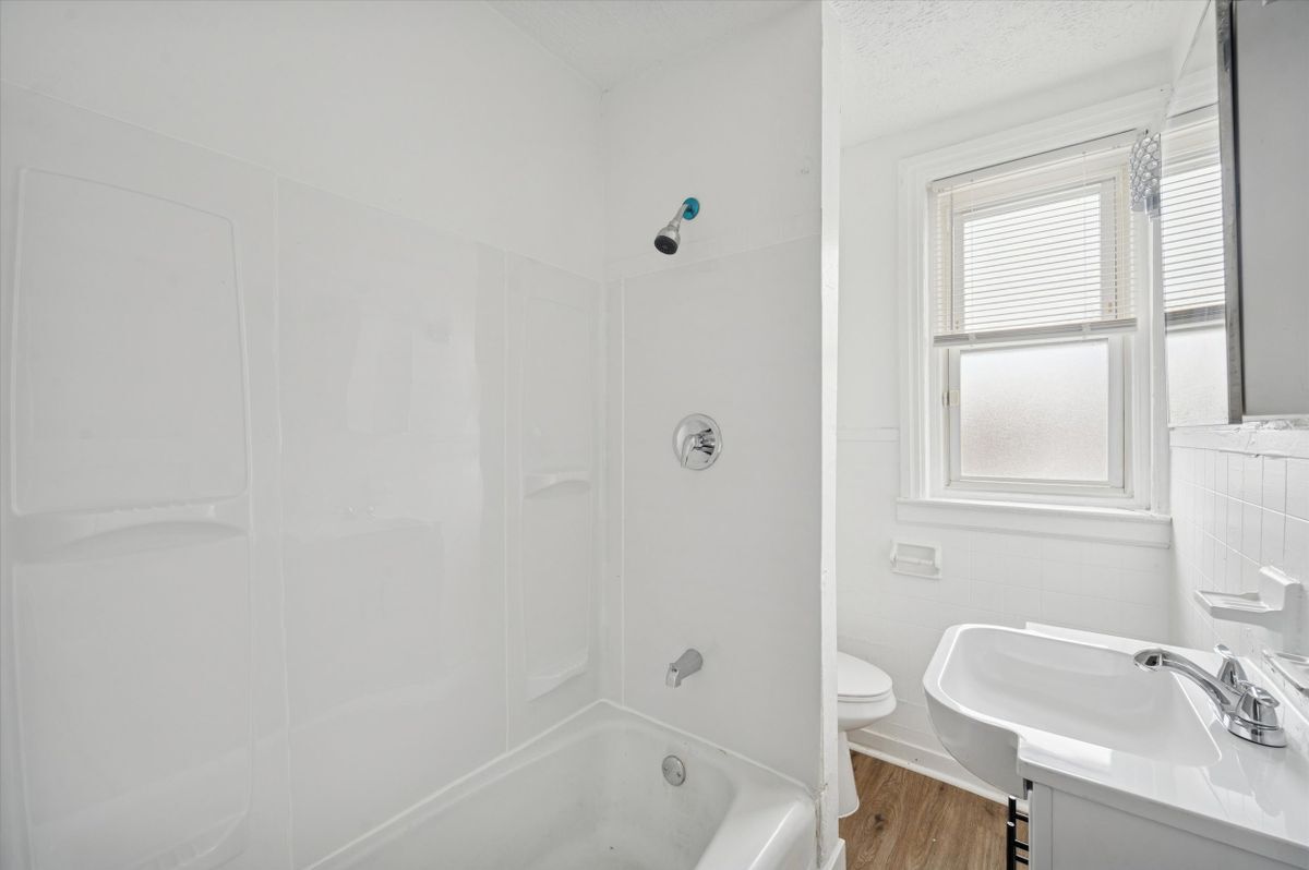 Building Photo - 1124 W 9th St