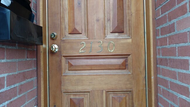 Building Photo - 5 Bedroom House in the Southside Flats!  Central Air. Washer and Dryer on Main Floor. Private Patio.