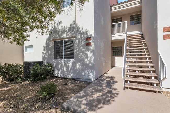 Building Photo - 2 Bedroom Paradise Valley Gem with Private...