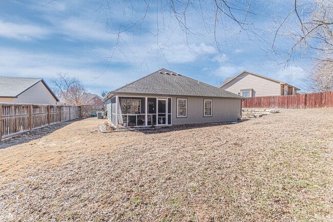 Building Photo - Fully fenced in yard