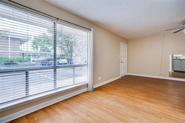 Building Photo - 500 E Riverside Dr