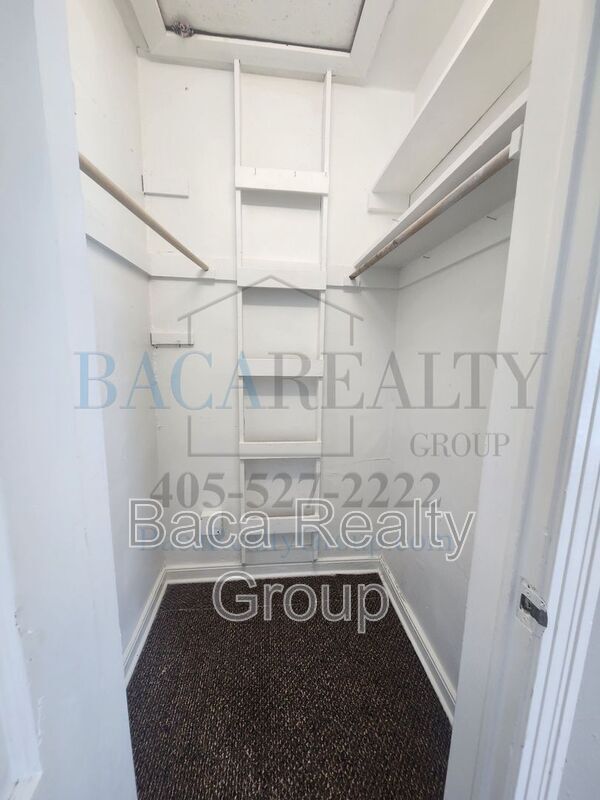 Building Photo - 522 Iowa St