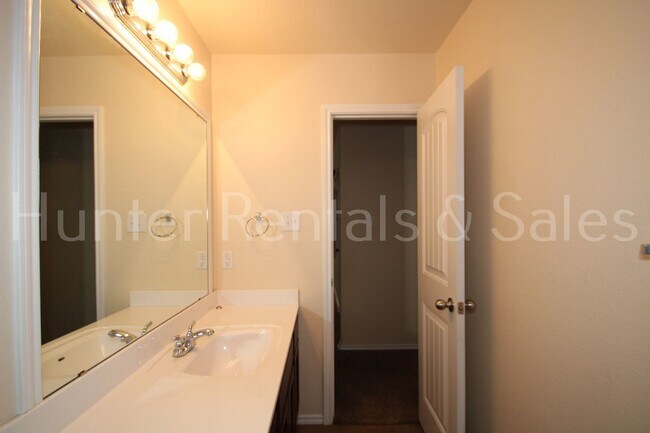 Building Photo - Beautiful 4-Bedroom, 2-Bath Home for Rent ...