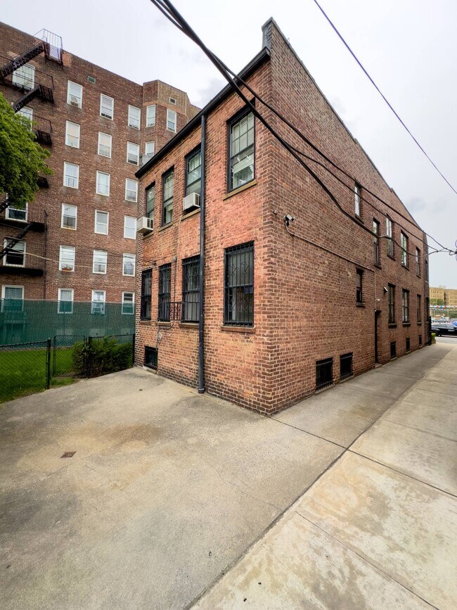Building Photo - 24 Sterling St