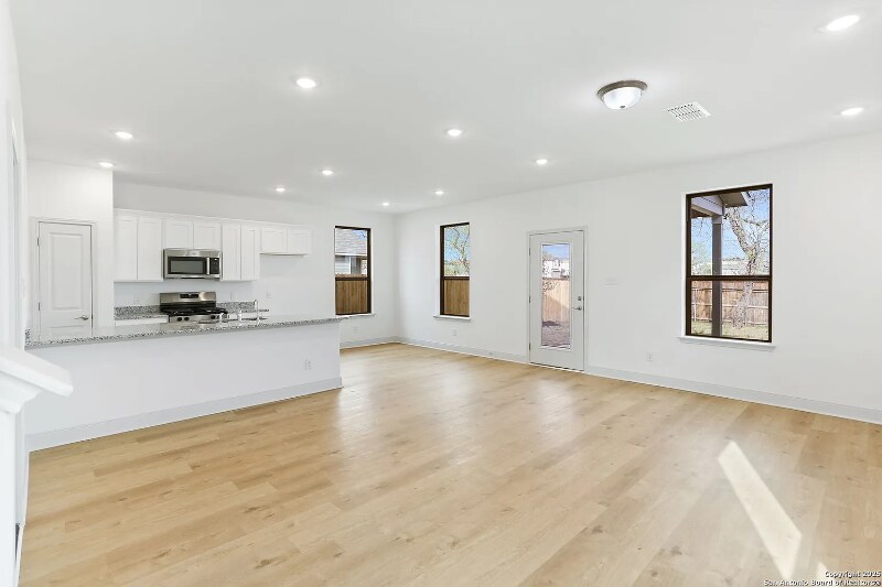 Building Photo - 401 W Commerce St