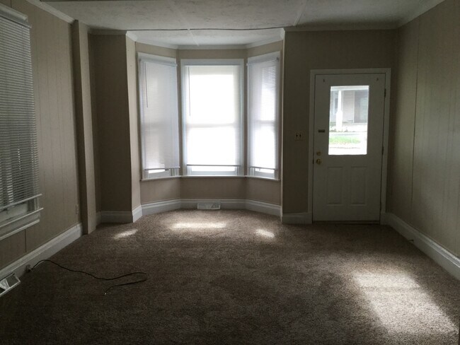 Building Photo - 3 Bedroom, 2 1/2  Bathroom half duplex, $1100 mo - Available December 19
