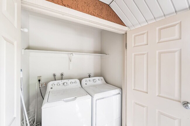 Building Photo - Guard Gated Community - 2 bedroom and 1 bathroom, Upstairs Unit Private Balcony Over looking Park...