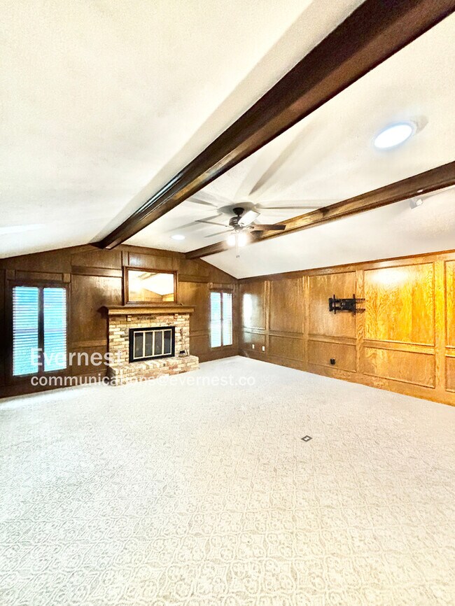 Building Photo - 1120 Stratford Dr