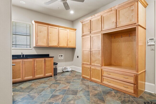 Building Photo - 440 Bunker Dr