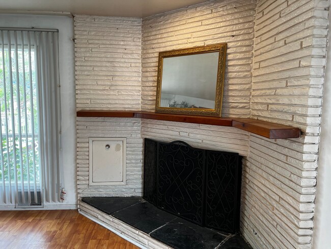 Building Photo - 2 Bedroom 1 Bath Duplex for Rent with Util...