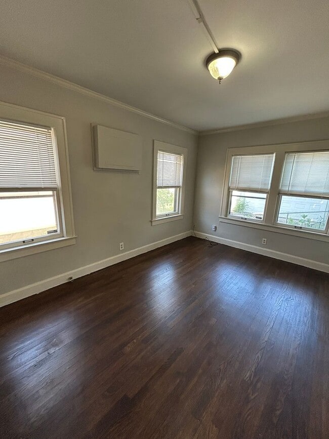 Building Photo - Charming 3-Bed Near UMKC – Hardwood Floors...