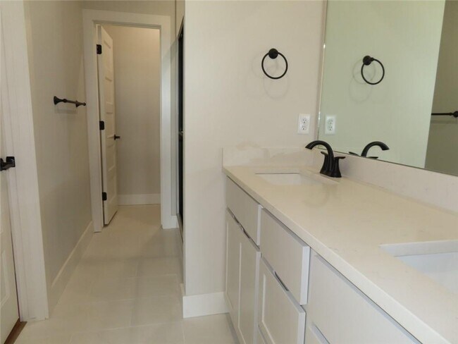 Building Photo - 1871 Lapis Ave