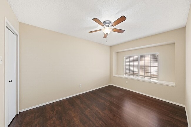 Building Photo - 6718 Meadowcrest Dr