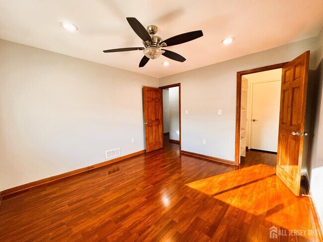 Building Photo - 160 Thoreau Dr