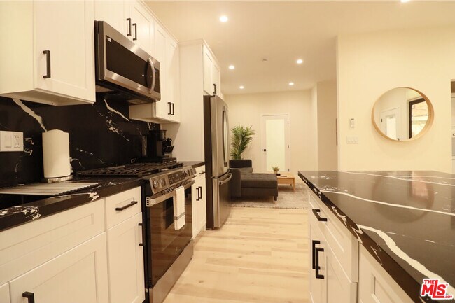 Building Photo - 9040 Phyllis Ave