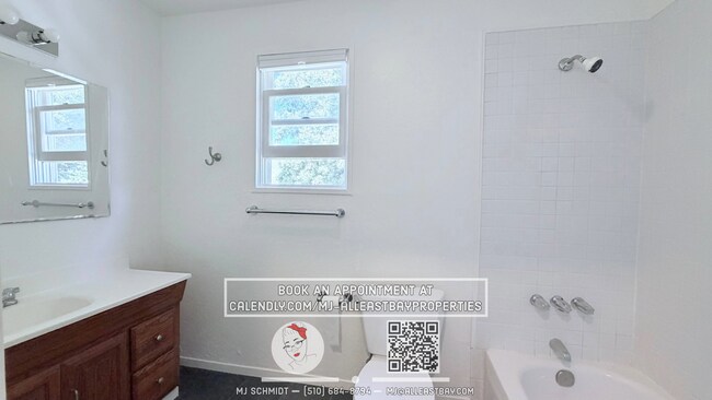 Building Photo - Bright top floor 1 bedroom in the heart of Piedmont!