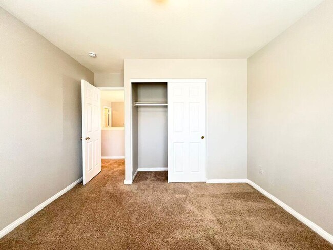 Building Photo - Beautiful single family Home in the SW Gated Community